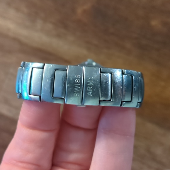 Vintage Swiss Army ladies watch - Picture 3 of 9